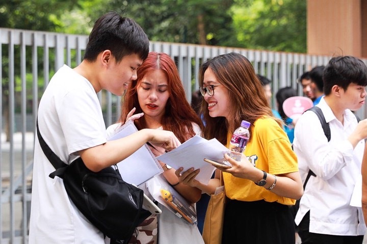 Bài thi được chấm theo thang điểm 10; điểm lẻ được làm tròn đến hai chữ số thập phân. Ảnh: Hải Nguyễn