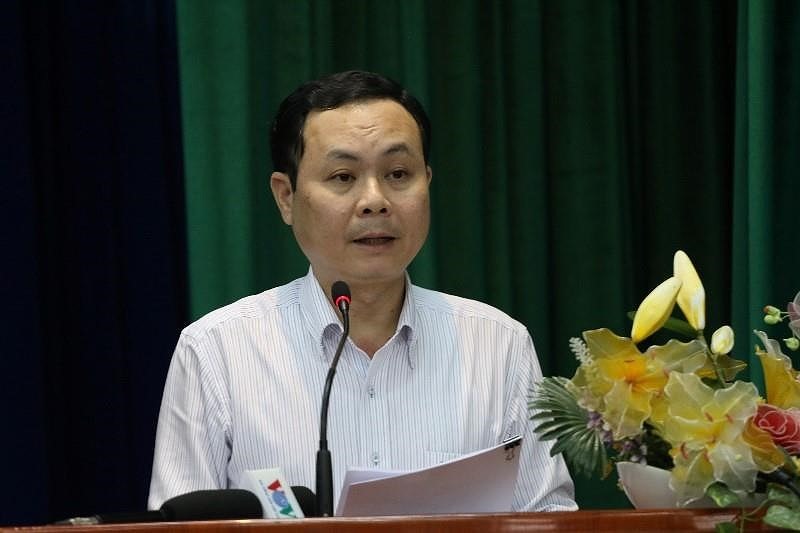 Ông Nguyễn Văn Hiếu trả lời cử tri. Ảnh: TÁ LÂM