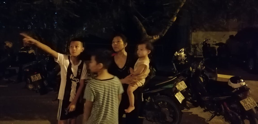Từ người già đến trẻ nhỏ đều không thể ngủ được. Ảnh: A.Đ