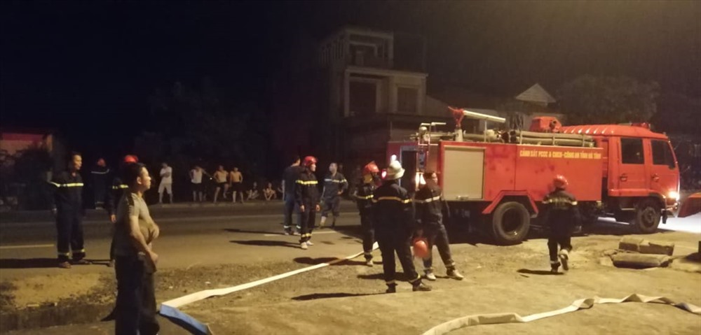 Xe chữa cháy và lính cứu hỏa tiếp tục được điều động tăng cương lúc 3h30 sáng ngày 30.6. Ảnh: A.Đ
