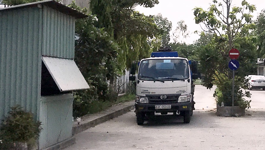 Xe ra vào kho xăng sau khi sau khi khi công an rút đi (ảnh N.H)