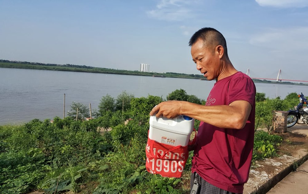 Can nhựa, lốp xe hỏng là những vật dụng được dùng để hỗ trợ khi bơi trên sông. Ảnh: PV.