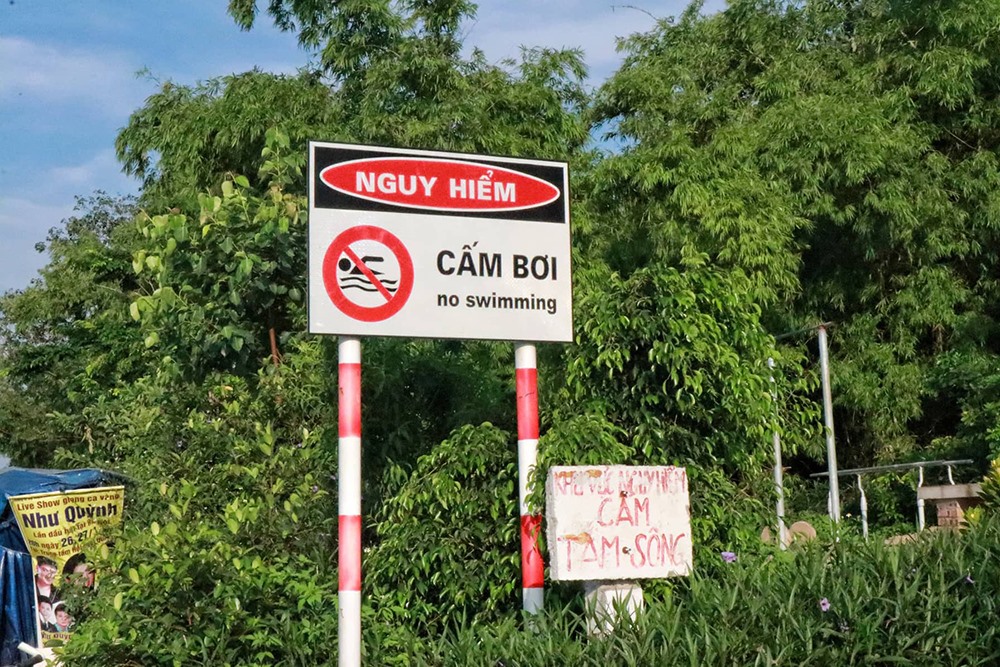 Biển báo cấm bơi lội trở nên vô tác dụng khi càng ngày càng có nhiều người đến bơi lội hơn.