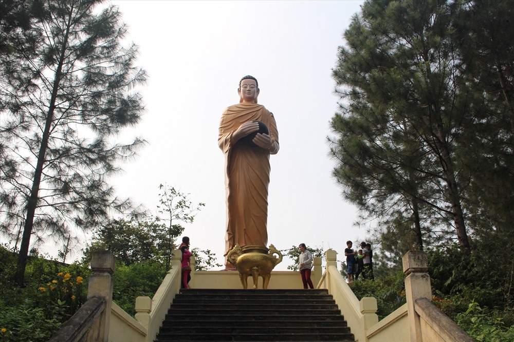 Pho tượng “Thế Tôn khất thực” cao khoảng 8 mét trên đồi Quảng Tế.