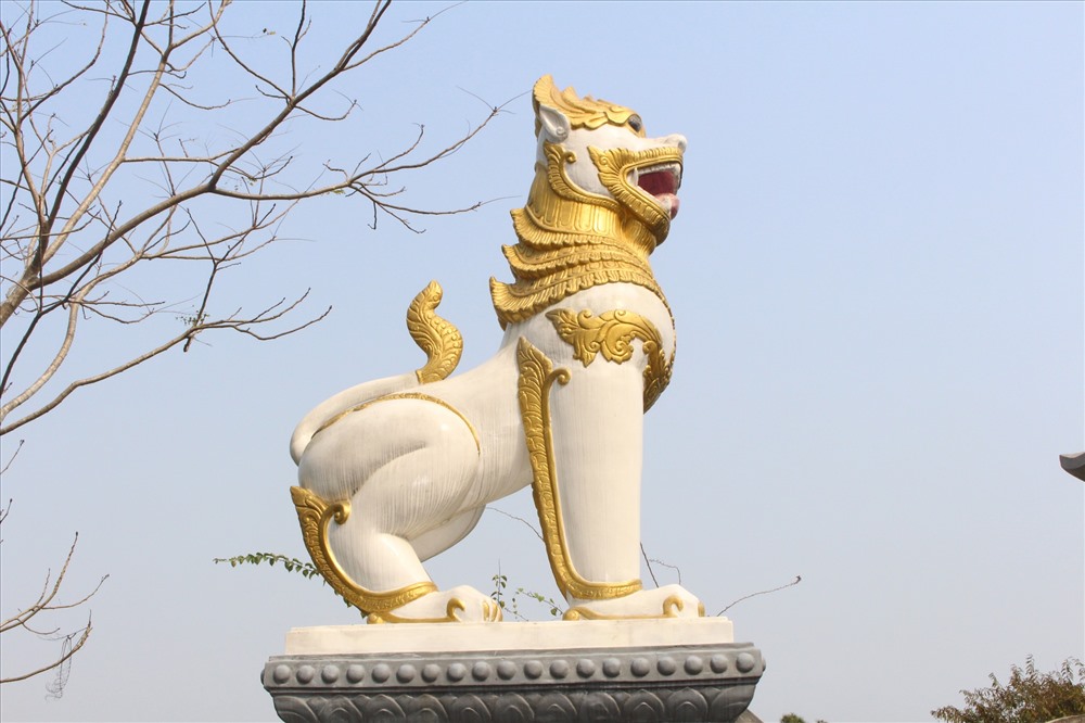 Tượng sư tử phong cách phật giáo Myanmar.