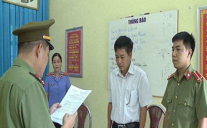 PGĐ Sở GD&ĐT Trần Xuân Yến nghe cơ quan chức năng đọc lệnh.