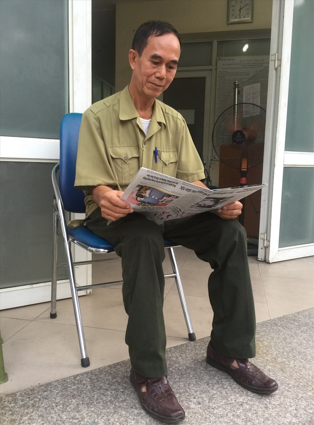 Ông Phượng thường đọc báo . Ảnh: H.A