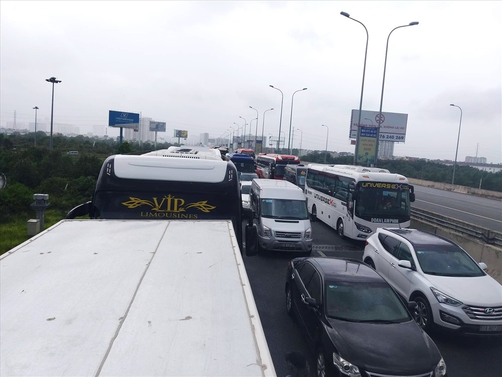 Số lượng xe trên cao tốc TPHCM - Long Thành - Dầu Giây tăng đột biến dịp hè nên kẹt xe ngày càng nhiều hơn. Ảnh: Tuấn Kiệt