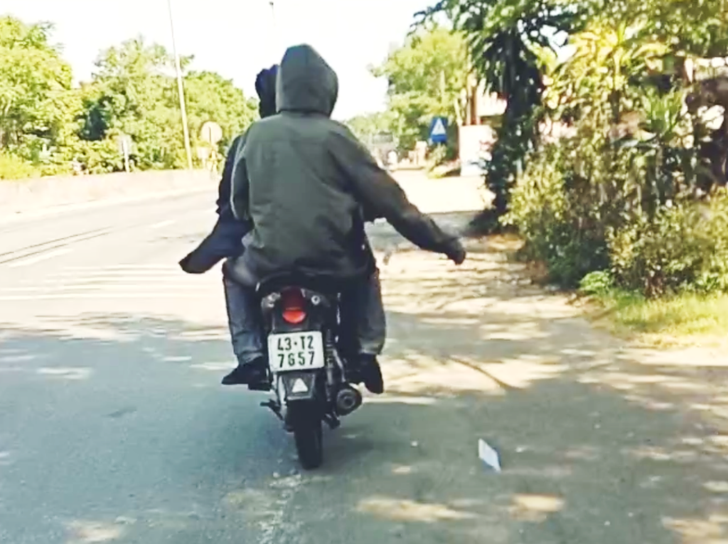Mới đây, nhóm người rải tờ rơi quảng cáo trên địa bàn TP. Huế vừa bị phạt hơn 15 triệu đồng.