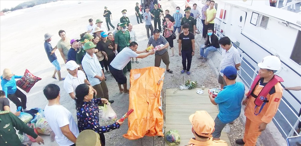 Thi thể của anh Nguyễn Văn Hòa ( SN 1981) được lực lượng chức năng bàn giao cho gia đình. Ảnh:HT
