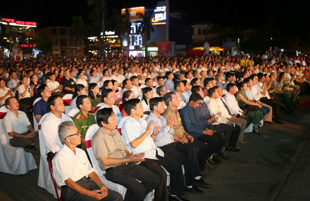 Đông đảo người dân dự buổi lễ. Ảnh: Hưng Thơ.