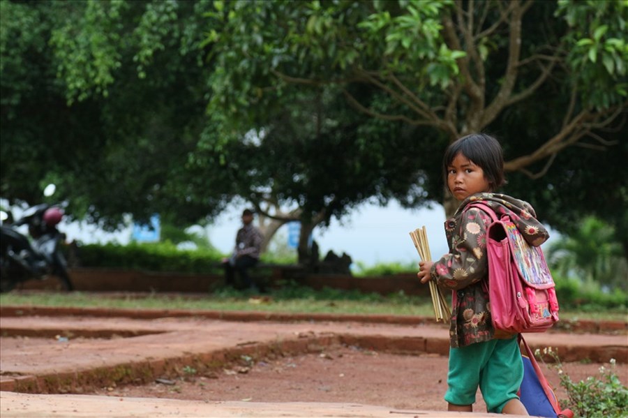 “Đa phần nhà các em đều nghèo nên việc vận động phụ huynh cho các cháu đến trường là việc khá khó khăn“, hiệu trưởng nhà trường cho biết.