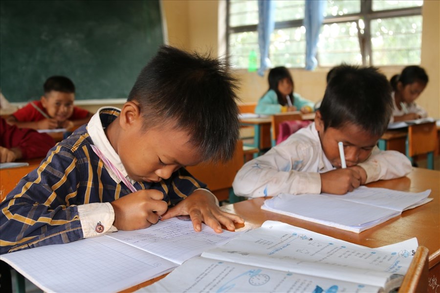 Những buổi học phụ đạo của các em có học lực còn yếu, kém. Ảnh: Bảo Trung