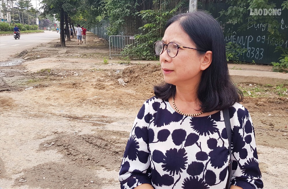Đại diện cư dân cho biết: “Quy hoạch ban đầu của bệnh viện này là khu đất để xây dựng đầu mối kỹ thuật và phục vụ cho KĐT Ngoại giao đoàn về cơ sở hạ tầng. Bệnh viện Ung bướu thì không thể xây dựng trong khu dân cư. Chúng tôi rất lo ngại sự thay đổi này sẽ ảnh hưởng trực tiếp đến chất lượng sống của chúng tôi“.