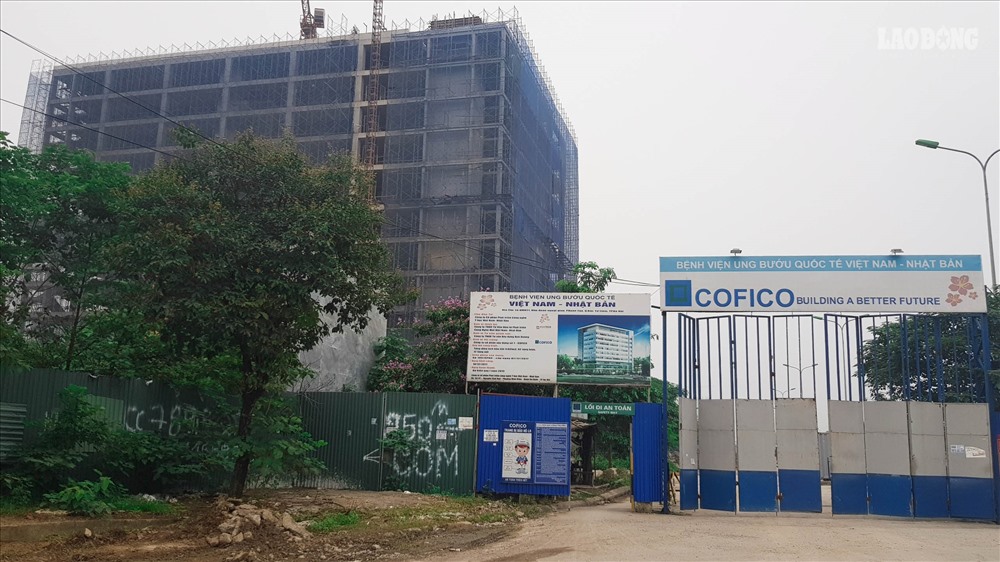 Đặc biệt, cư dân KĐT Ngoại giao đoàn rất bức xúc vì cho rằng một bệnh viện tư đã “mọc” trên đất KĐT này.