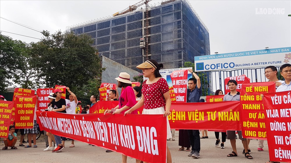 Đỉnh điểm, sáng ngày (12.5), hàng trăm cư dân tại đây đã tập trung để phản đối CĐT.