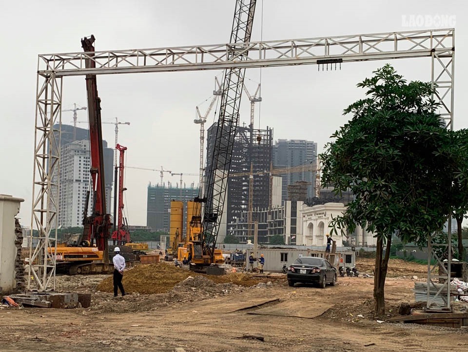 Ông Đỗ Đức Du (trú tại 15T6, Khu đô thị Nam Thăng Long) lo lắng: “Cư dân tại đây cho rằng khi bỏ tiền ra mua căn hộ ở đây là mua tất cả tiện ích, không gian và hạ tầng kỹ thuật. Vì vậy, khi có đề xuất thay đổi quy hoạch, nhiều người lo ngại sẽ ảnh hưởng đến không gian, cảnh quan, môi trường, khả năng đáp ứng của hạ tầng kỹ thuật xã hội và chất lượng sống...“.