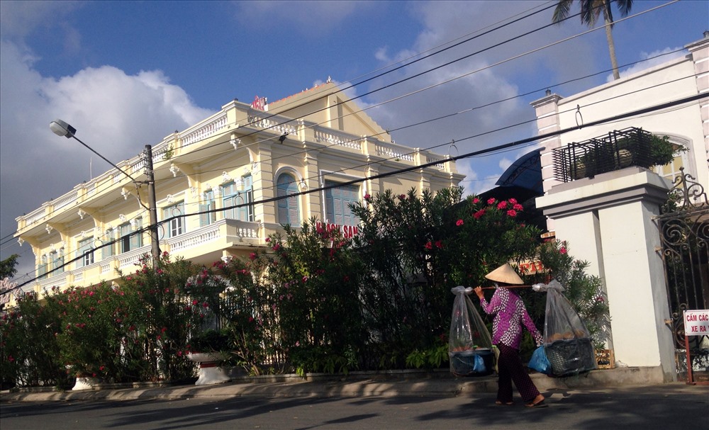 Ngôi nhà Công tử Bạc Liêu xây dựng năm 1919 đến nay đã gần 100 năm, đây là ngôi nhà lớn nhất Bạc Liêu lúc bấy giờ. Người dân gọi là nhà lớn, hay nhà ông lớn. Tương truyền ông Hội đồng Trạch mất 3 năm mới hoàn thành ngôi nhà này (ảnh Nhật Hồ)