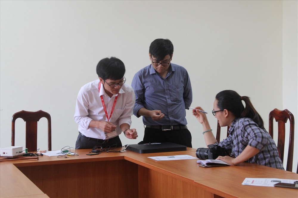 Ưu điểm của máy do nhóm chế tạo là dò được nhiều loại thiết bị, kể cả thiết bị kết nối với máy MP3, phạm vi dò của máy lên đến 8m.