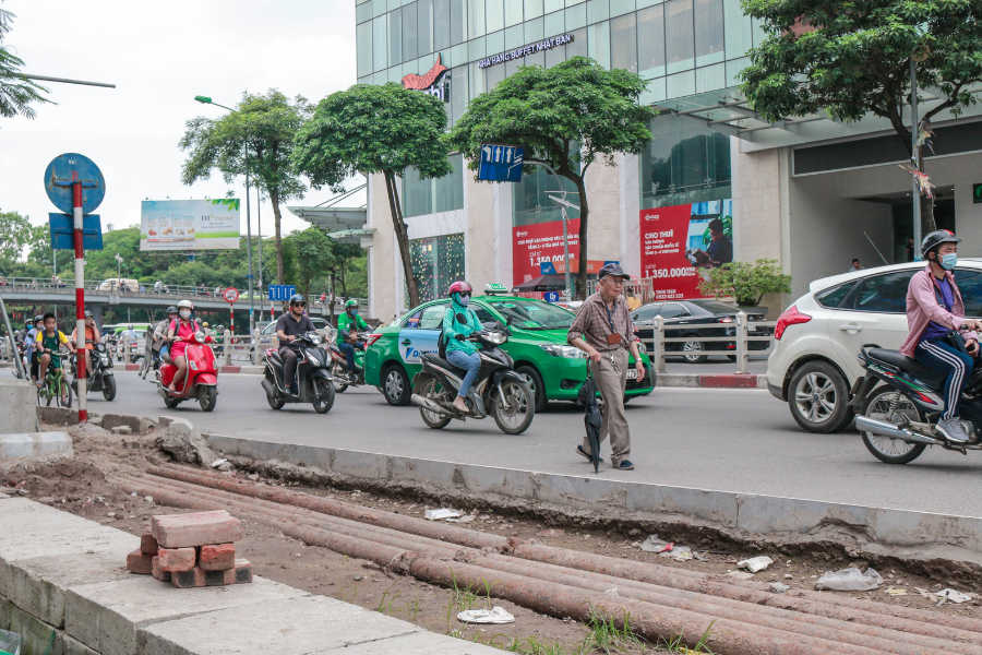 Tương tự như bà Phương, ông Chính muốn sang nhà bạn chơi phải đi qua đoạn vỉa hè này. Tuy nhiên, việc đi lại đối với ông trở nên khó khăn khi phải chống gậy nay lại thêm việc bước lên xuống vỉa hè lồi lõm.