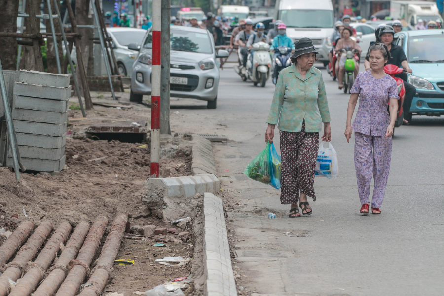 Mặc dù trong giờ cao điểm, xe cô lưu thông đông nhưng nhiều người cao tuổi vẫn chấp nhận đi dưới lòng phố vì không có vỉa hè