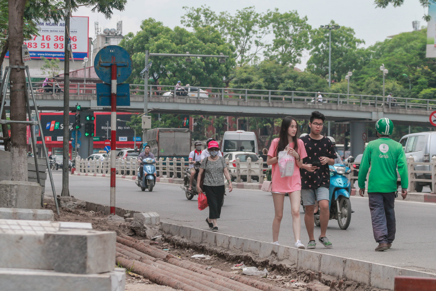Vỉa hè bị lấn chiến khiến không chỉ người già mà khiến nhiều người dân khác sinh sống quanh khu vực này cũng gặp khó khăn trong việc di chuyển.