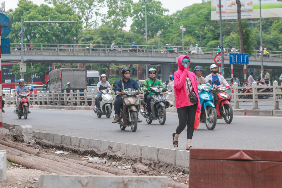 “Khu vực ngã tư Thái Hà – Tây Sơn – Chùa Bộc thường xuyên ùn tắc giao thông nên những lúc như thế tôi phải bước trên mấy cái ống công trình để về phòng”, Lê Thị Mỹ Hạnh - sinh viên Đại học Thủy Lợi chia sẻ.