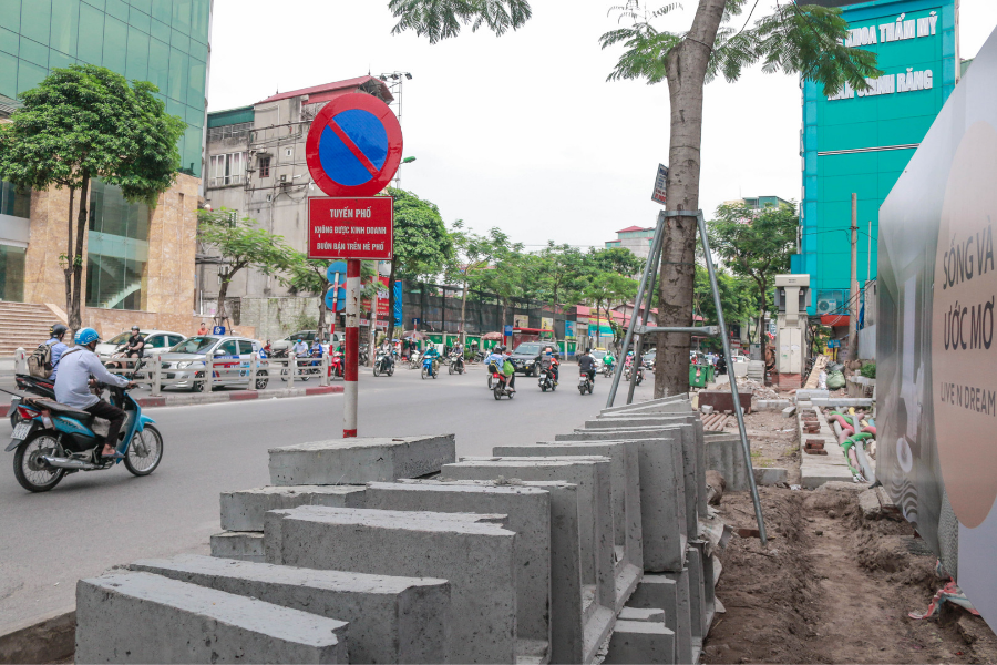 Cả đoạn vỉa hè dài hàng trăm mét bị xuống cấp trầm trọng.