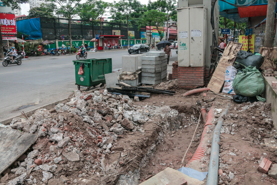 Nhiều ống công trình hoen gỉ cũng lộ ra.