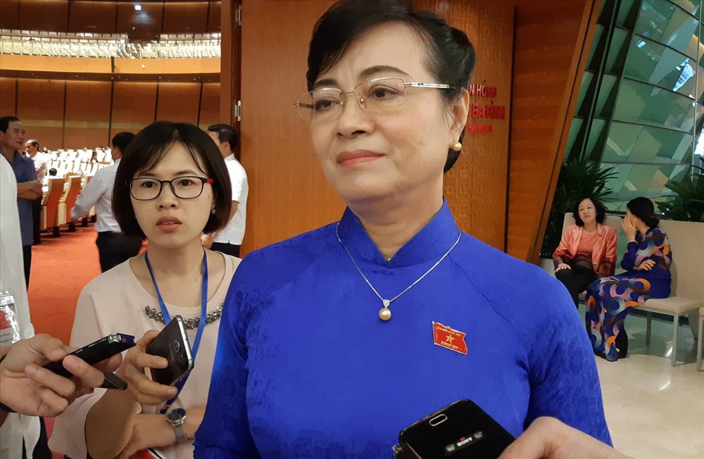 Đại biểu Nguyễn Thị Quyết Tâm trả lời báo chí bên hành lang Quốc hội. Ảnh CN.