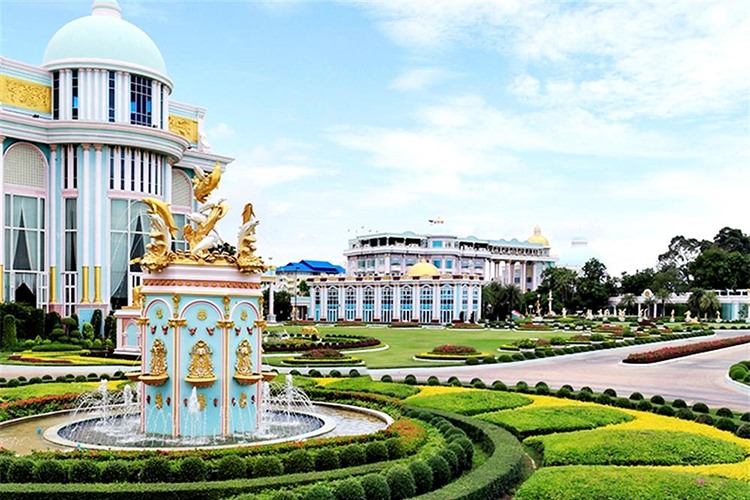 Từng kiến trúc ở đây đều có những ý nghĩ của mình khi kết hợp với lâu đài tỷ phú.