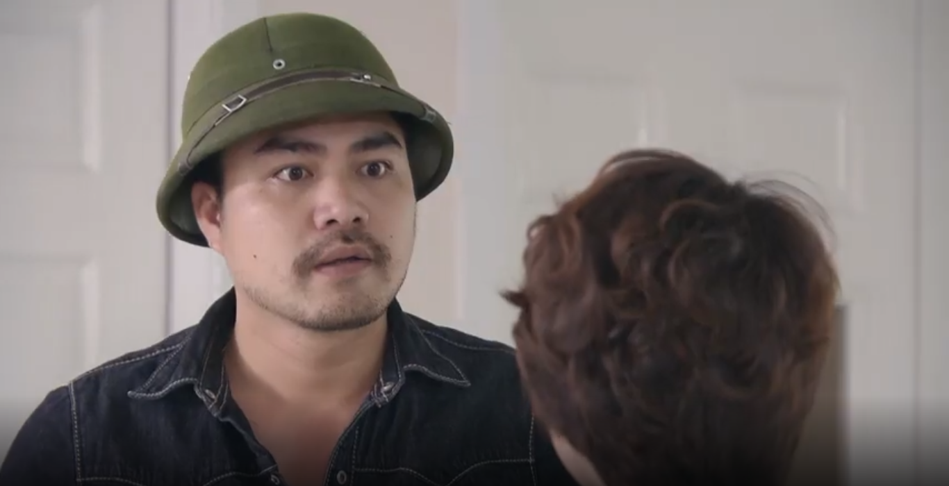 Khải chạy vào viện tìm vợ.