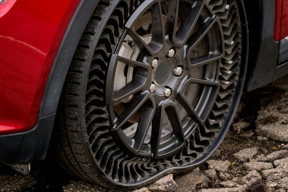 Lốp Uptis có khả năng giảm sốc, bám mặt đường và gia tăng lực ma sát lớn. Ảnh:AutoBlog
