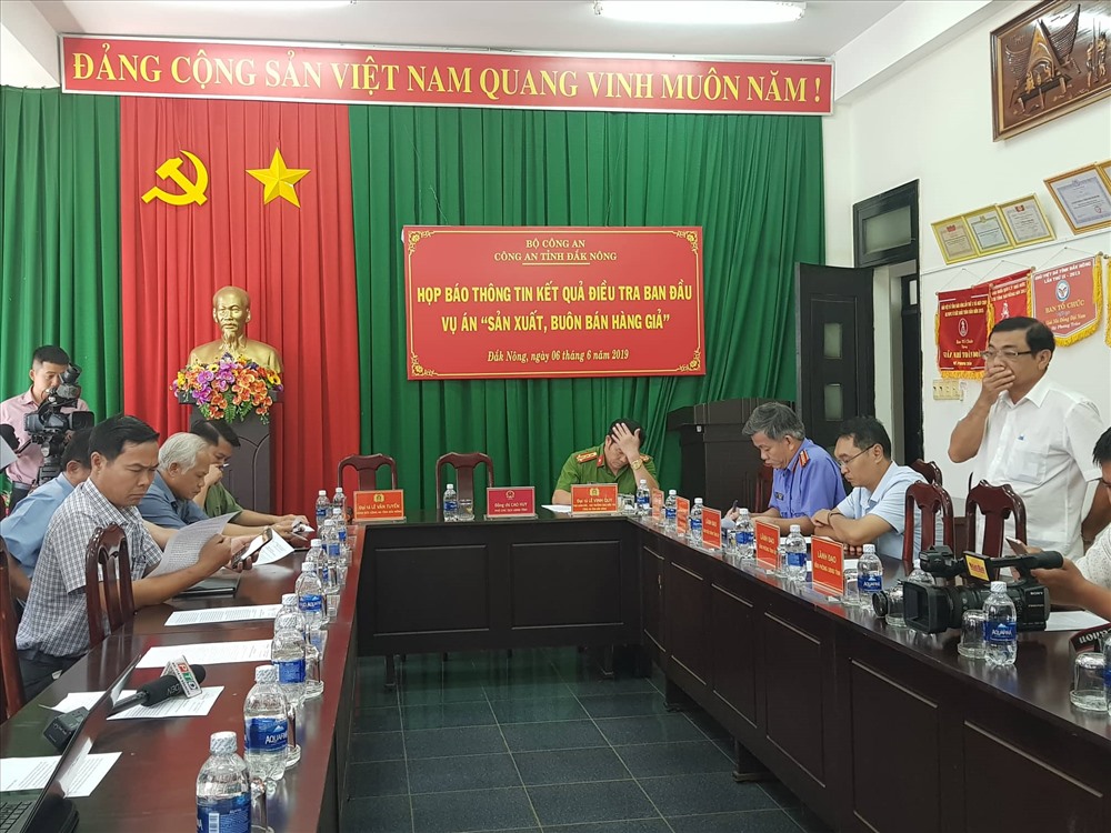 Toàn cảnh buổi họp báo.