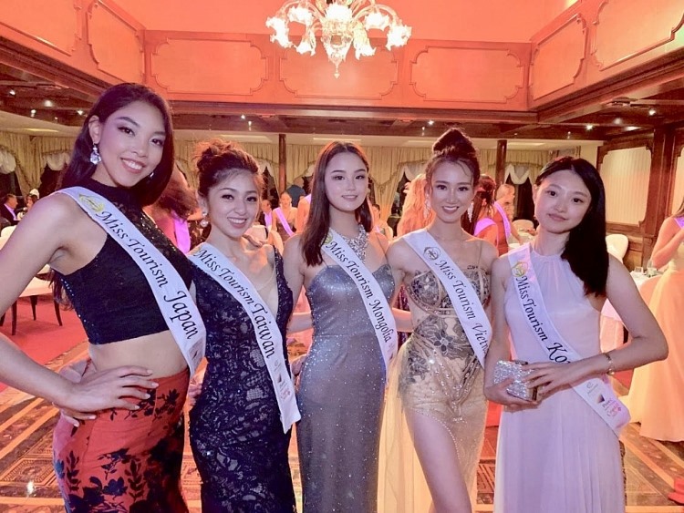 Phạm Lan Anh (thứ 2 từ trái qua) và các thí sinh Hoa hậu Du lịch thế giới 2019.