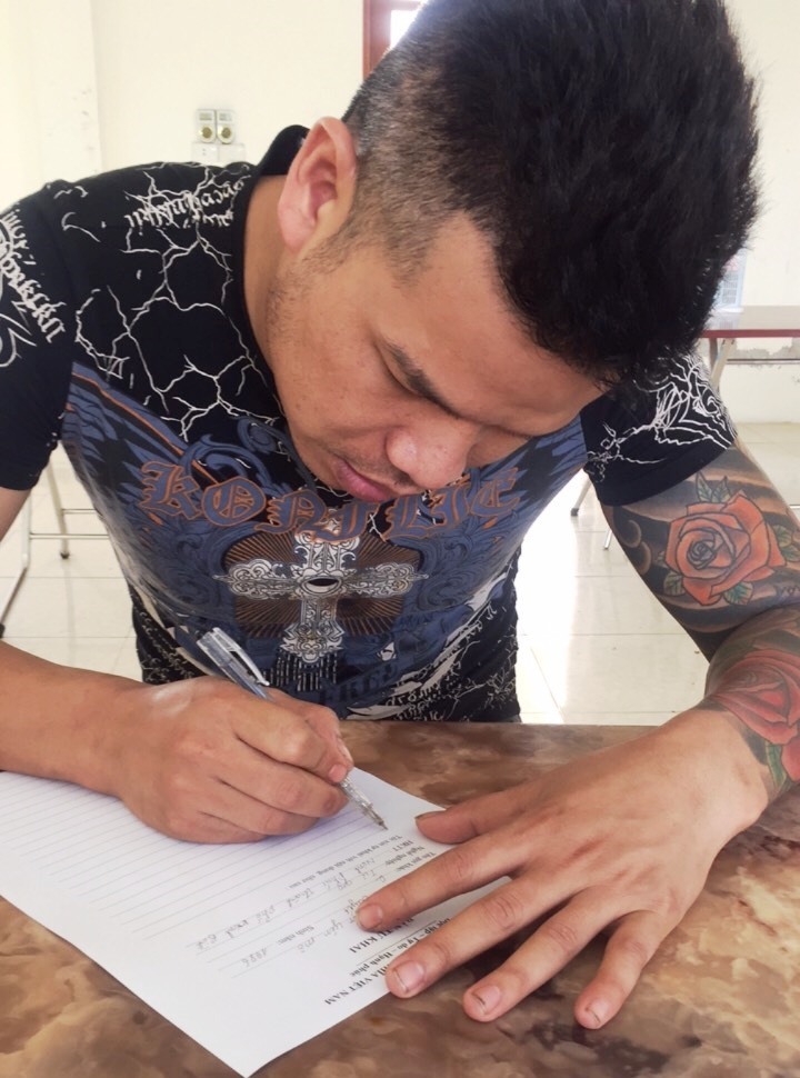 Công an huyện Yên Mô lấy lời khai của các đối tượng. Ảnh: NT