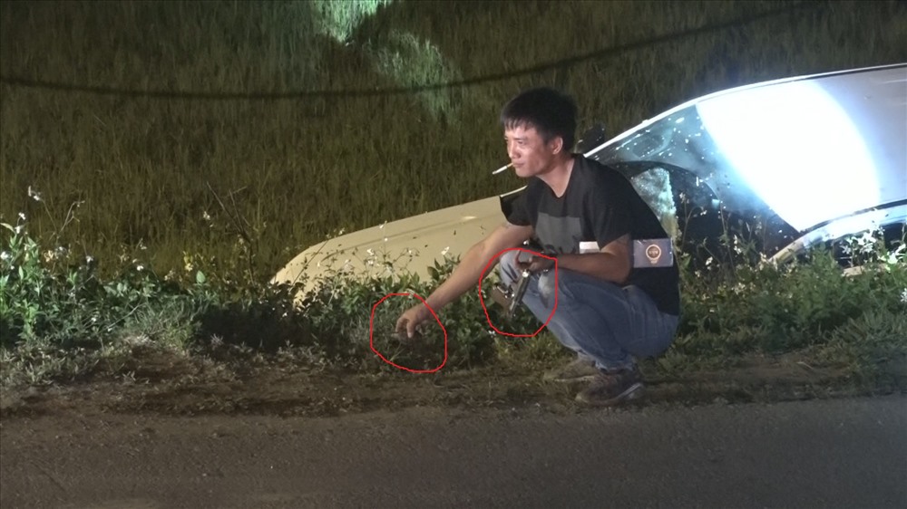 Một đối tượng buôn ma túy cố thủ bằng hàng nóng trong xe ô tô. Ảnh: A.Đ