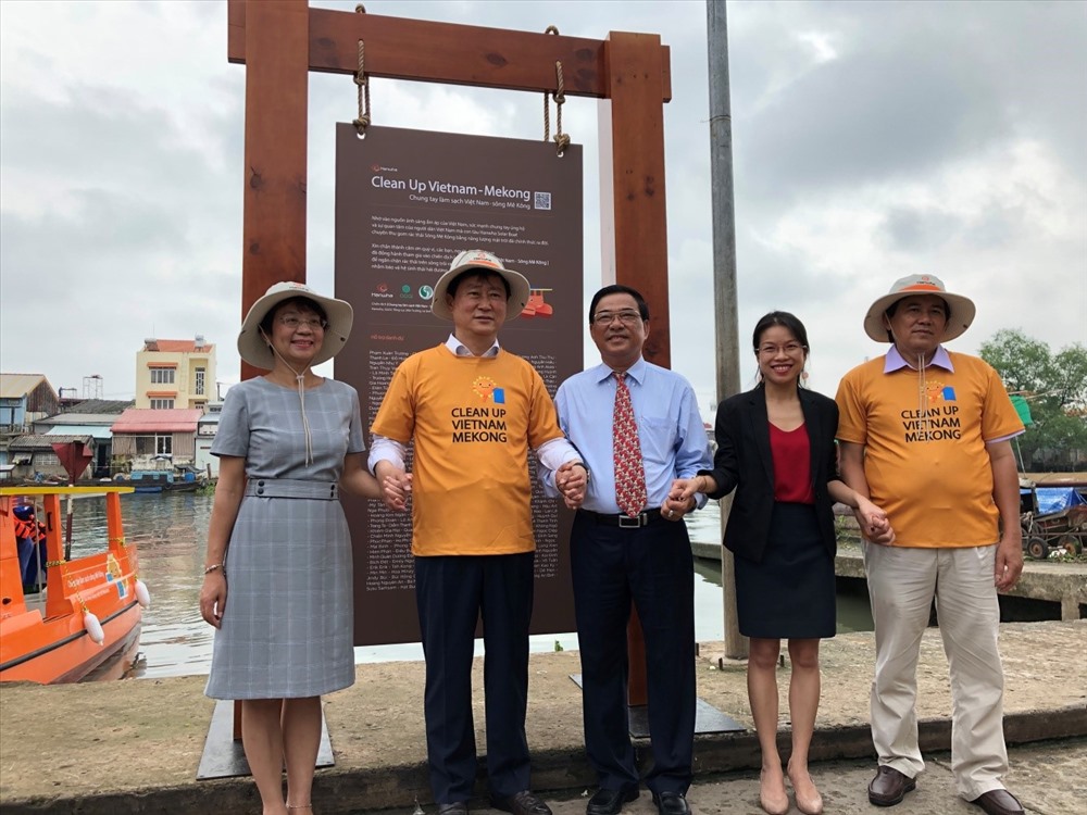 Đại diện của Tổng cục trưởng Tổng cục Môi trường Việt Nam, Ủy ban nhân dân tỉnh Vĩnh Long, Viện tăng trưởng xanh toàn cầu tại Việt Nam và tập đoàn Hanwha tại buổi lễ phát động chiến dịch vào sáng 5.6 tại tỉnh Vĩnh Long.