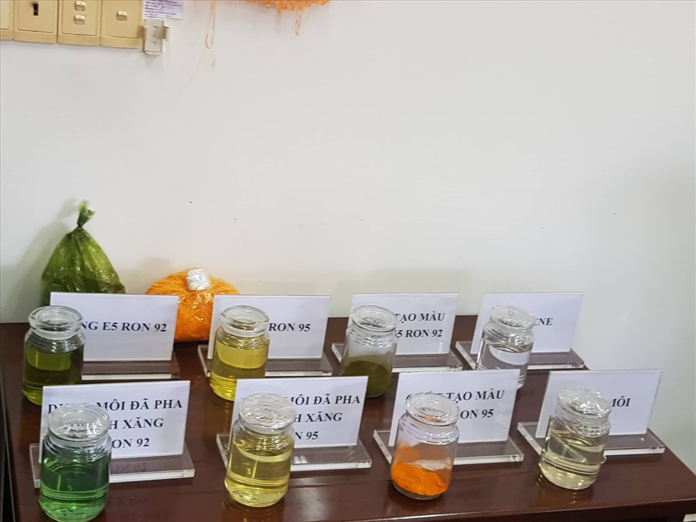 Hợp chất xăng giả do công an cung cấp. Ảnh: L.X
