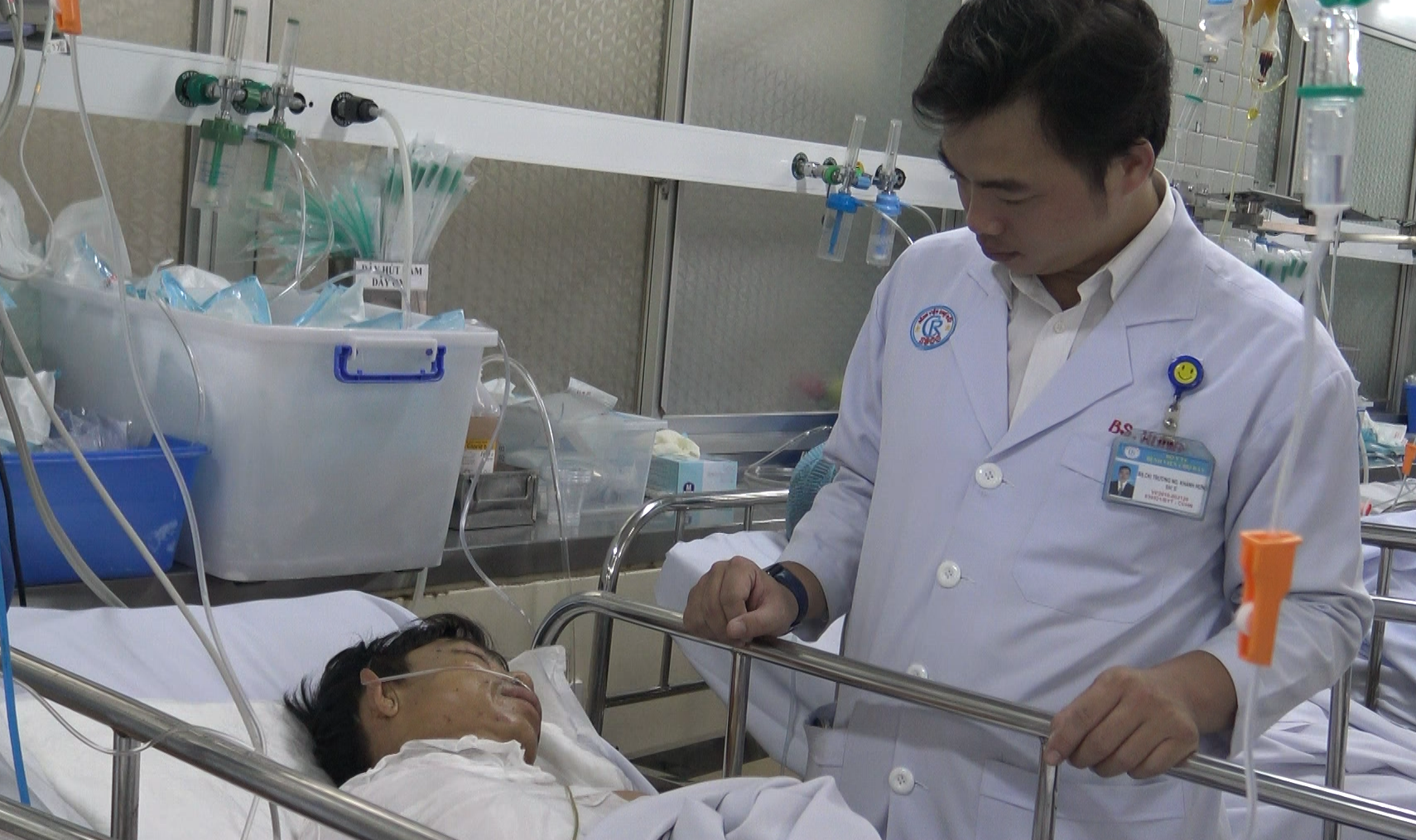 Nạn nhân bị hổ cắn đứt 2 tay đang được điều trị tại BV Chợ Rẫy, TP.HCM.