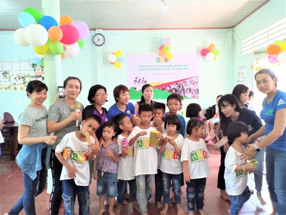 Chuyến thăm tại Nhà nuôi trẻ mồ côi Hướng Dương Hậu Giang. Chuyến thăm tại Nhà nuôi trẻ mồ côi Hướng Dương Hậu Giang.