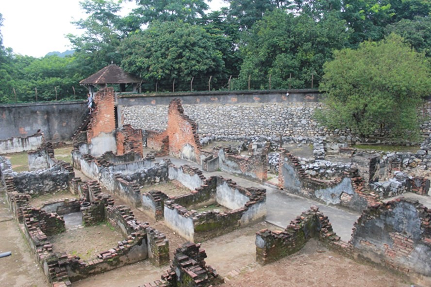 Năm 1940, diện tích nhà tù được mở rộng lên 1.700m2 với hệ thống tường bao kiên cố bằng đá và gạch cao 4m, dày nửa mét. Giường nằm cho tù nhân được láng xi măng trên bề mặt, mép ngoài của giường gắn hệ thống cùm chân dọc theo chiều dài sàn. Ảnh: Trần Vương