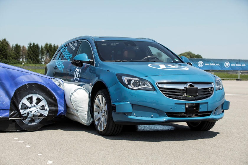 Tự động bung ra khi có vật thể nguy hiểm lao đến xe. Ảnh: AutoBlog