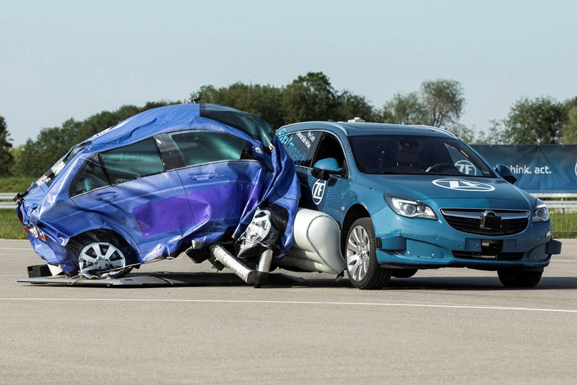 Có vẻ như túi khí trên cũng hơi “ngoại cỡ“. Ảnh: AutoBlog.