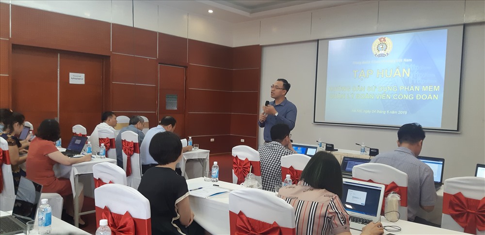 Đại diện ban chuyên môn của Tổng LĐLĐVN giới thiệu và hướng dẫn cán bộ công đoàn sử dụng phần mềm quản lý đoàn viên. Ảnh: L.H