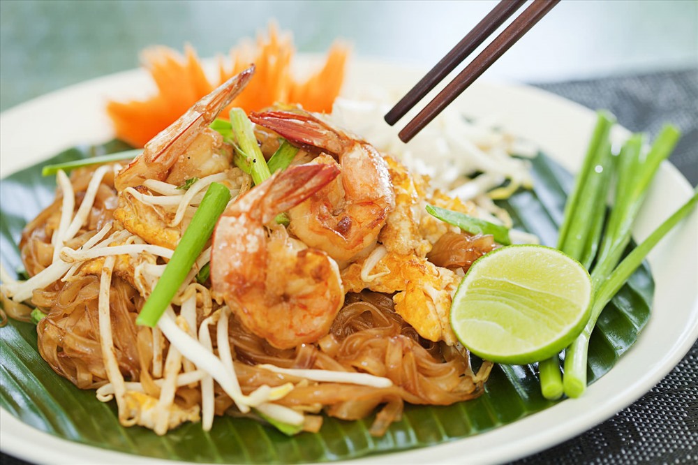 1. Pad Thái: Nó gần giống mỳ xào của Việt Nam nhưng gồm nhiều nguyên liệu hơn: mì xào trộn trứng, đậu phộng, tôm khô, đậu phụ, sốt me, đậu, đôi khi có kèm với tôm hoặc mực. Ảnh: Bangkok