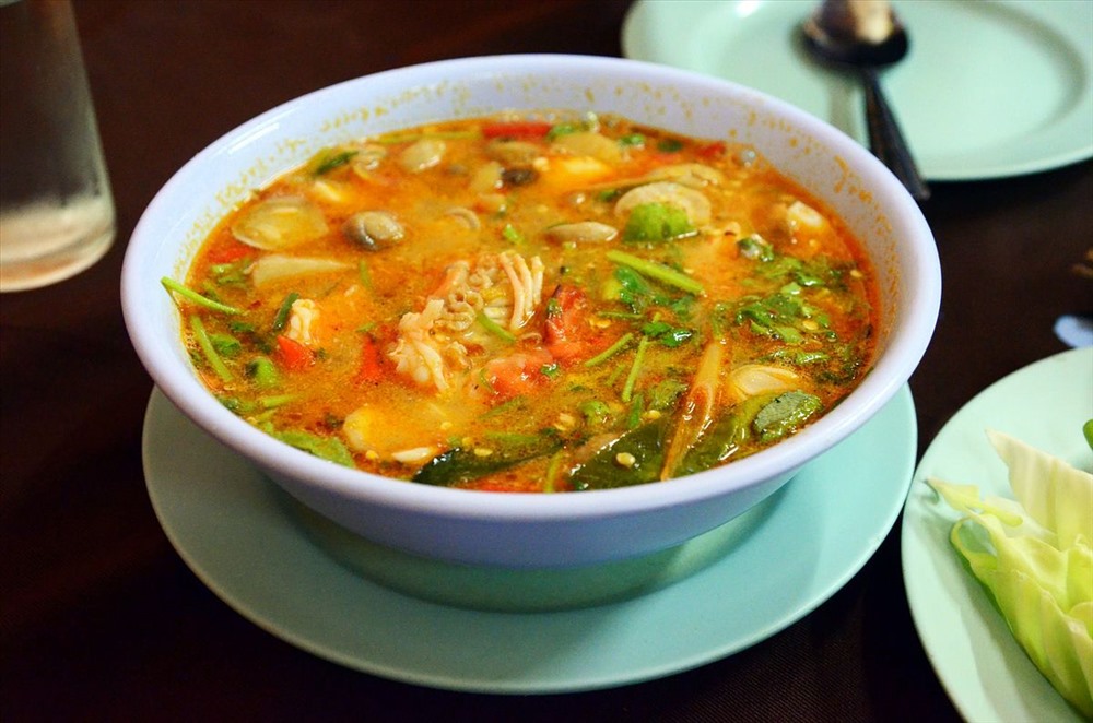 2. Tom Yum: Nguyên liệu chính của Tom Yum là tôm hoặc thịt gà và nấm có màu cam đỏ bắt mắt. Ảnh: Wiki