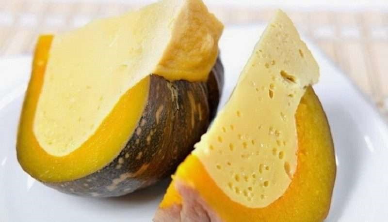 3. Sang Kaya Fug Tong (Bánh bí ngô): Bánh bí ngô có vị béo thơm của kem trứng và vị ngọt thanh của bí ngô. Mỗi quả bí ngô như thế, họ chia ra thành 6 – 8 miếng và gói trong lá chuối cho thực khách. Ảnh: Tugo