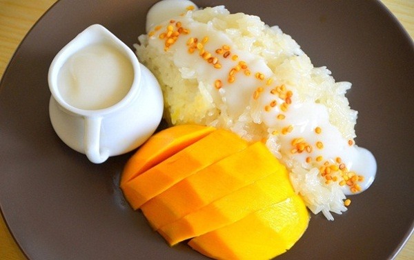 8. Xôi xoài: Xôi được đồ dẻo, đặt trên là miếng xoài vàng ươm, ngọt thơm, thêm chút nước cốt dừa béo ngậy. Ảnh: Indochina Voyages