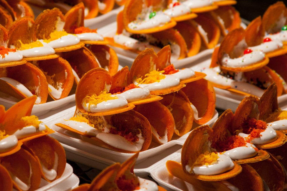 9. Bánh kẹp Thái: Giống với loại bánh crepe của châu Âu, bánh kẹp Thái có lớp vỏ bột mỳ thơm ngon cùng lớp nhân kem béo ngậy. Ảnh: Wiki